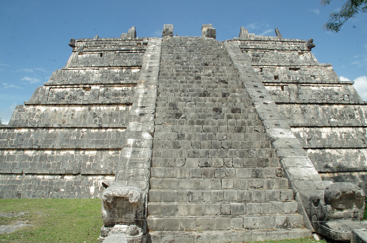 El mito ‌de Quetzalcóatl: una figura central ⁣en la mitología mesoamericana